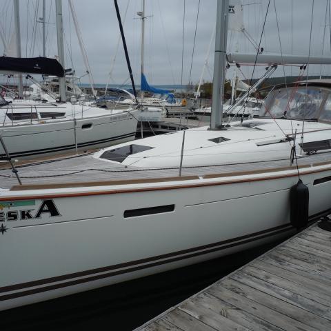 Alyeska - 43’ Jeanneau Sailboat moored at harbor