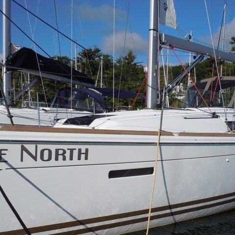 Side photo of white sailboat in a harbor